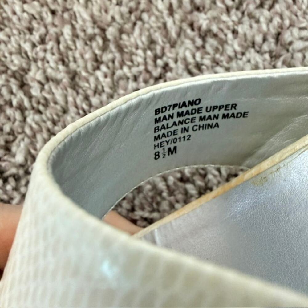 Bandolino Women's Sandals 8.5B Cream Thongs Flip Flops Reptile Print Casual - Picture 4 of 11